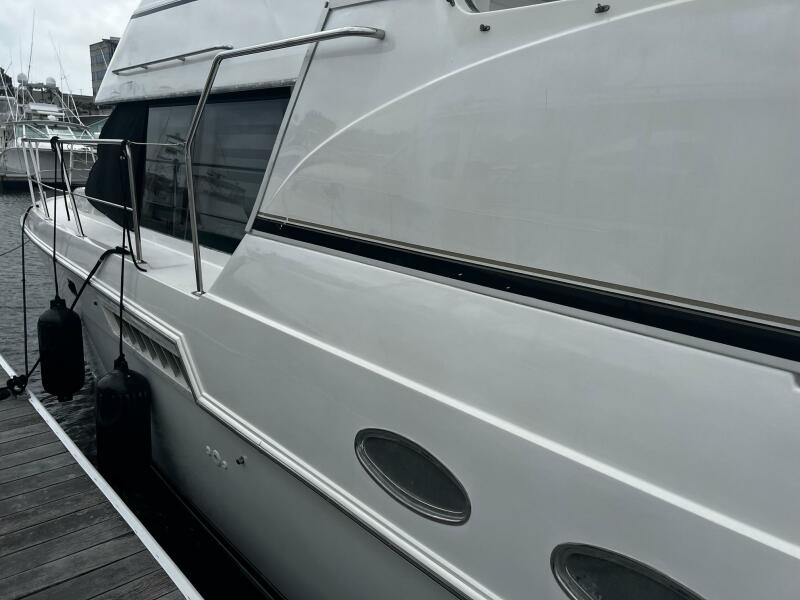 1999 Carver 356 Aft Cabin
