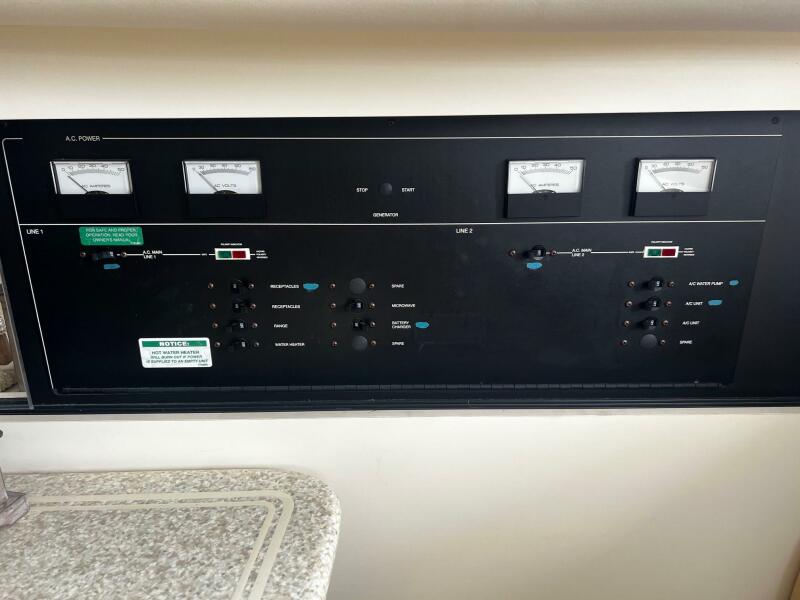 1999 Carver 356 Aft Cabin