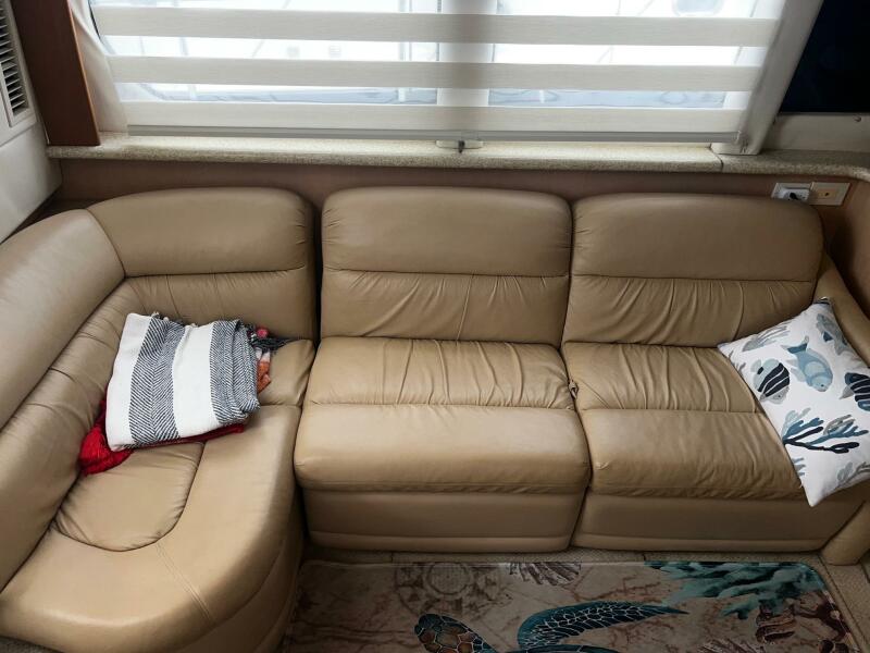 1999 Carver 356 Aft Cabin