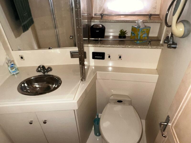1999 Carver 356 Aft Cabin