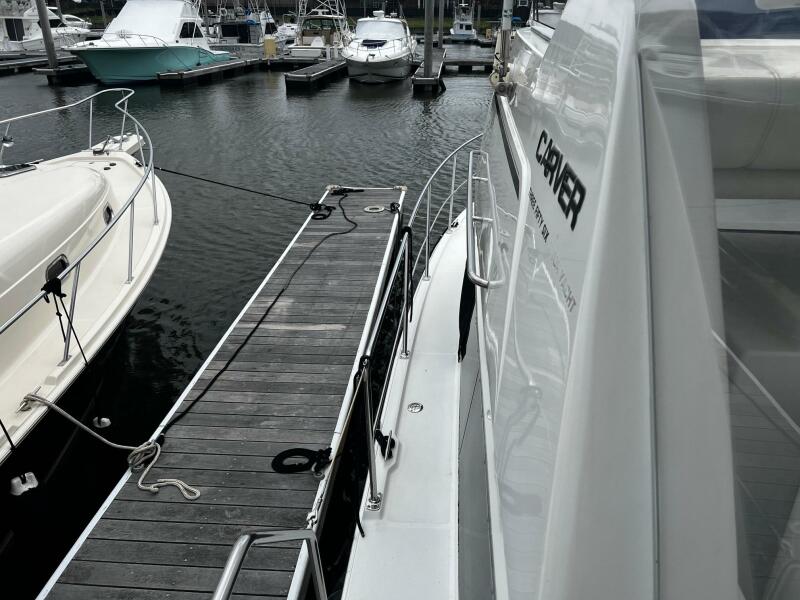 1999 Carver 356 Aft Cabin