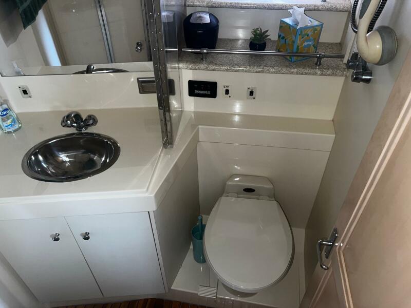 1999 Carver 356 Aft Cabin