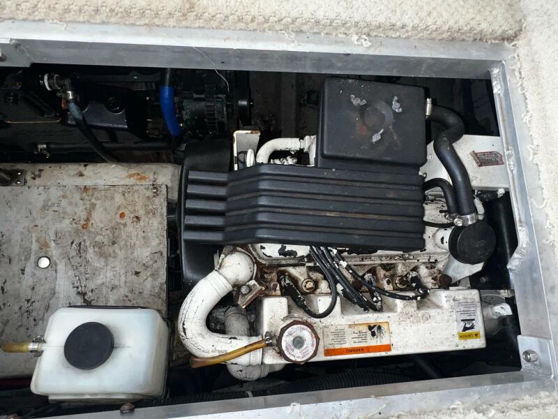 1999 Carver 356 Aft Cabin