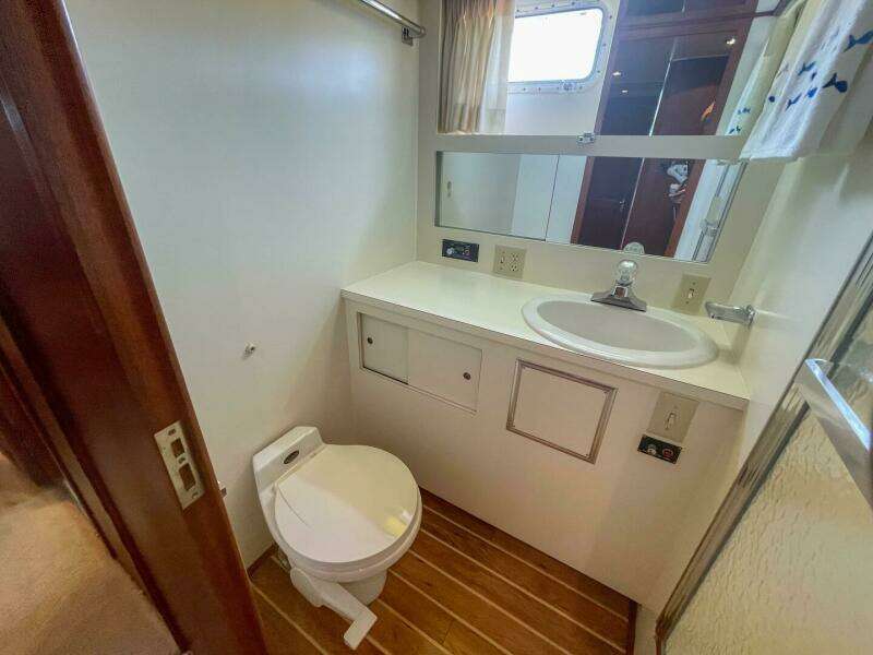 Guest Head Starboard
