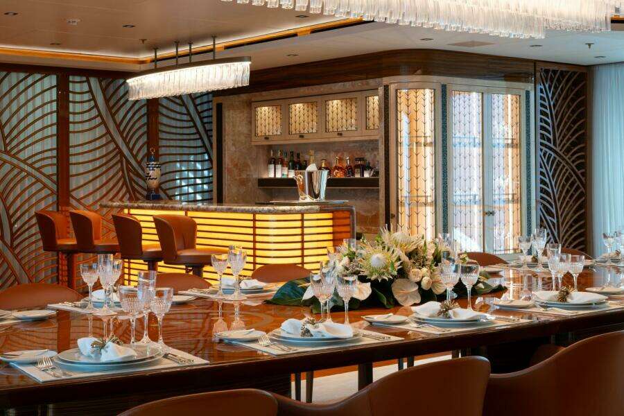 MAIN DECK - DINING AREA 