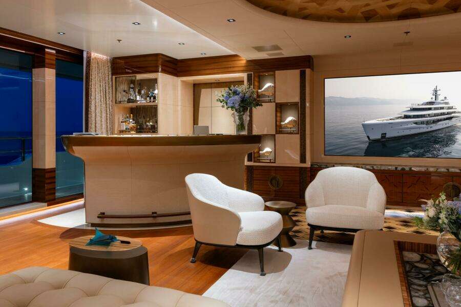 OWNER'S DECK - LOUNGE 