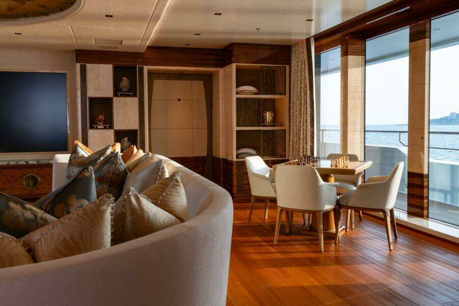 OWNER'S DECK - LOUNGE 