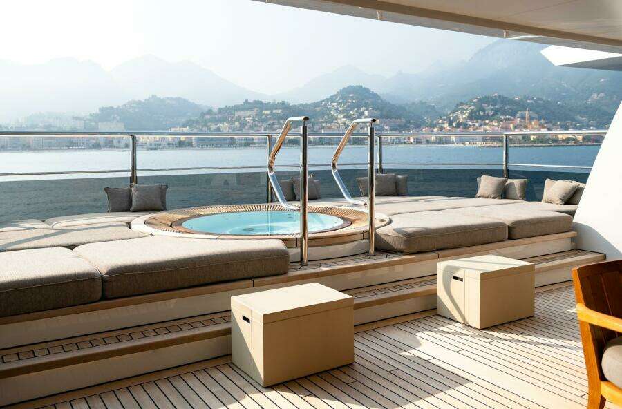 TOP DECK – LOUNGE/HOT TUB