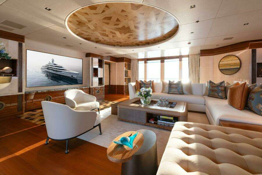 OWNER'S DECK - LOUNGE 