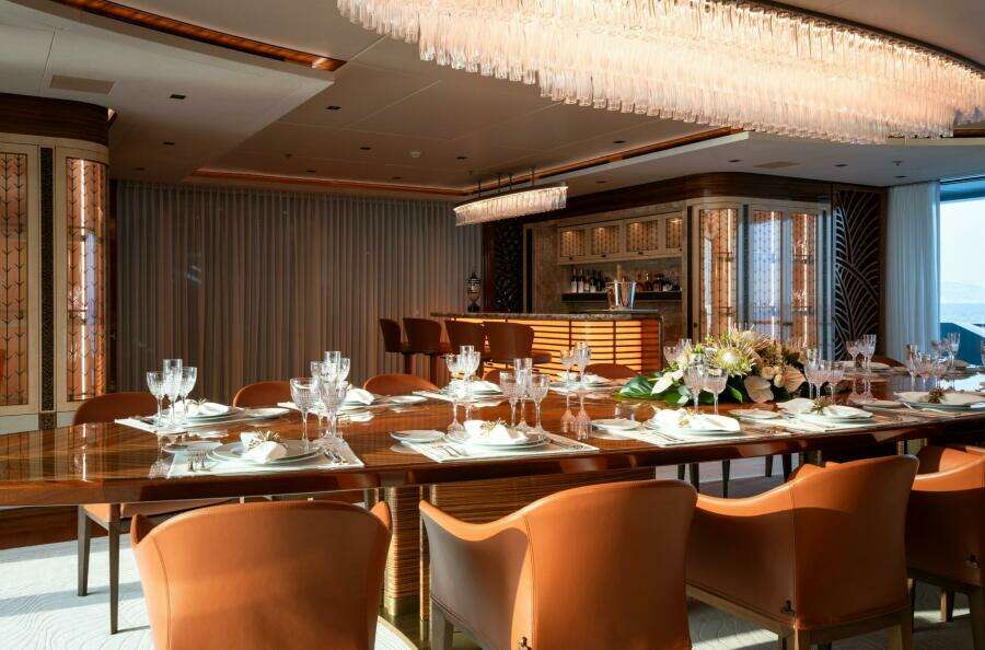 MAIN DECK - DINING AREA 