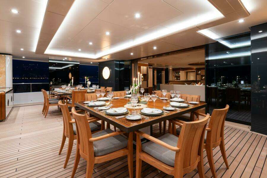 OWNER'S DECK - DINING AREA