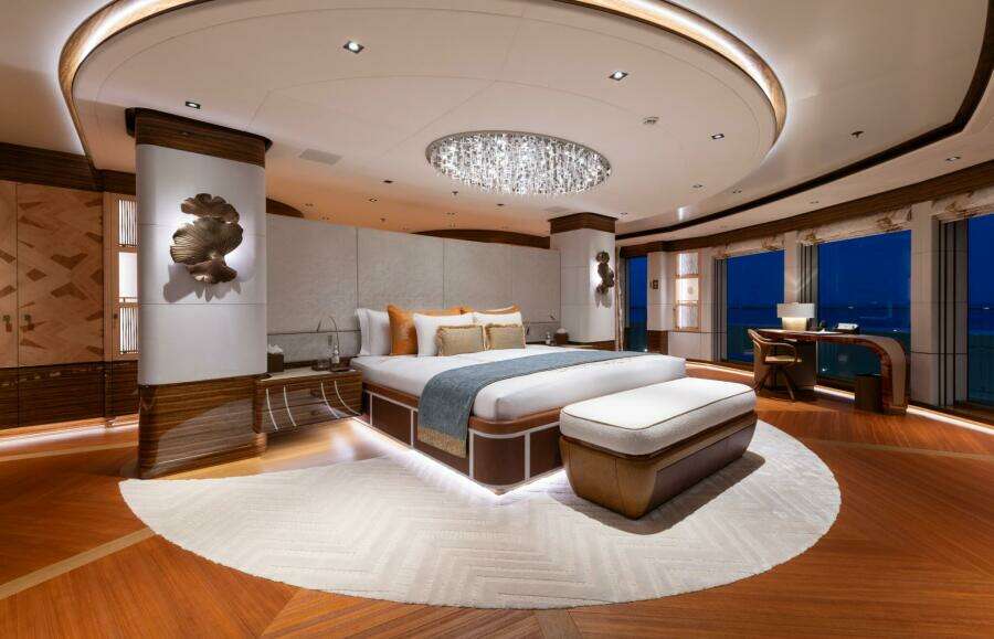 OWNER'S DECK - MASTER STATEROOM