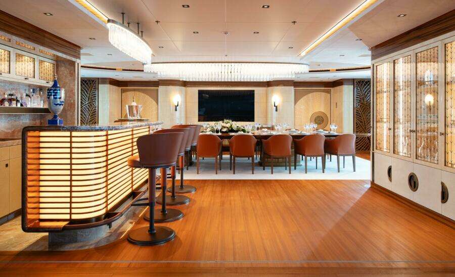 MAIN DECK - DINING AREA 