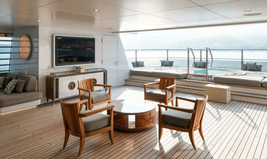 TOP DECK – LOUNGE/HOT TUB
