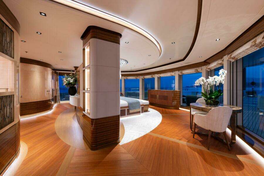 OWNER'S DECK - MASTER STATEROOM