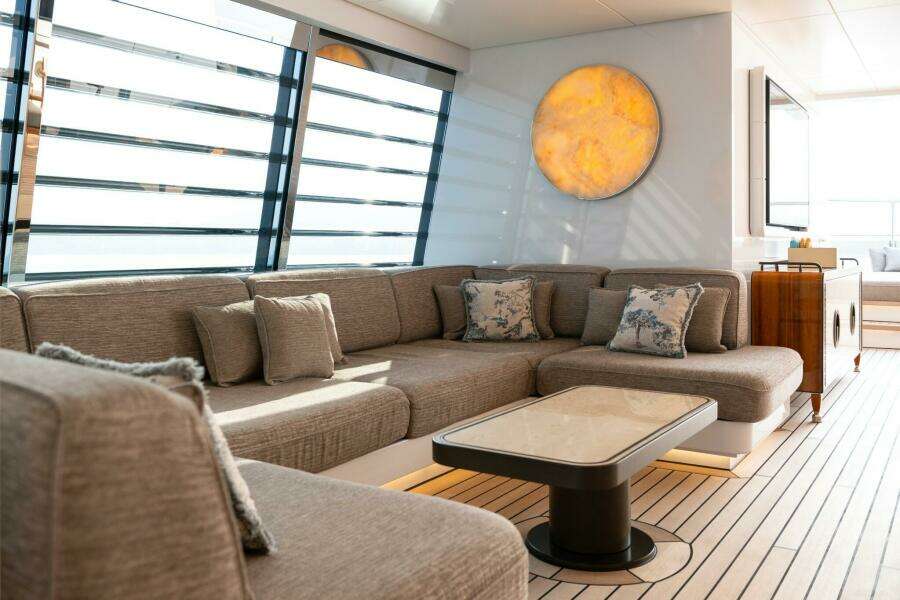 TOP DECK – LOUNGE/HOT TUB