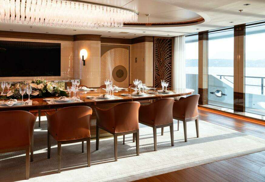 MAIN DECK - DINING AREA 