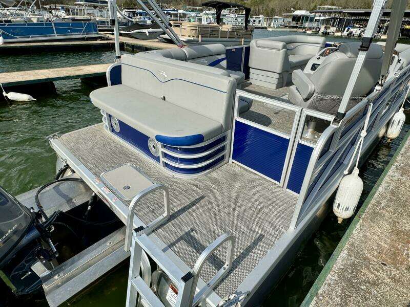 23ft Bennington Yacht For Sale