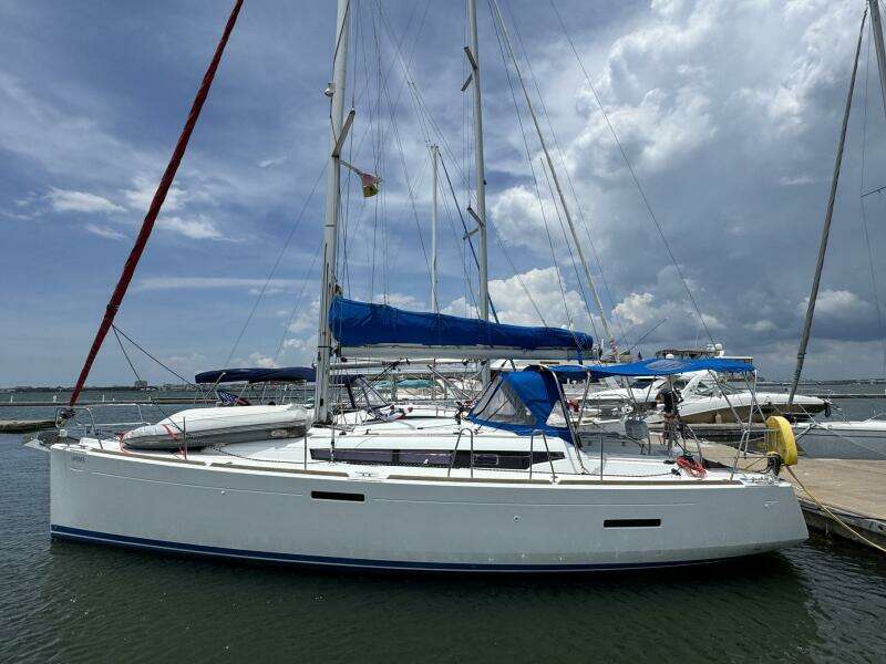 Layover 38ft Jeanneau Yacht For Sale