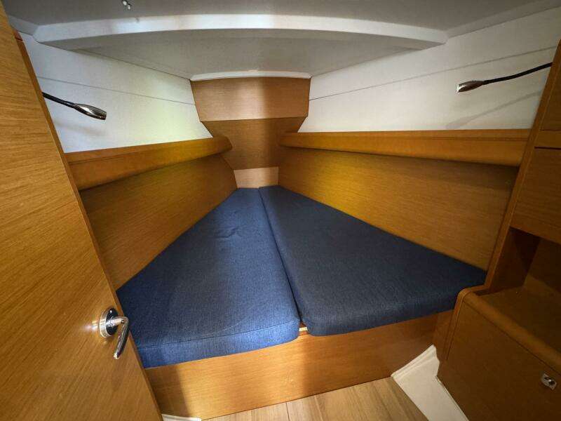 Layover 38ft Jeanneau Yacht For Sale