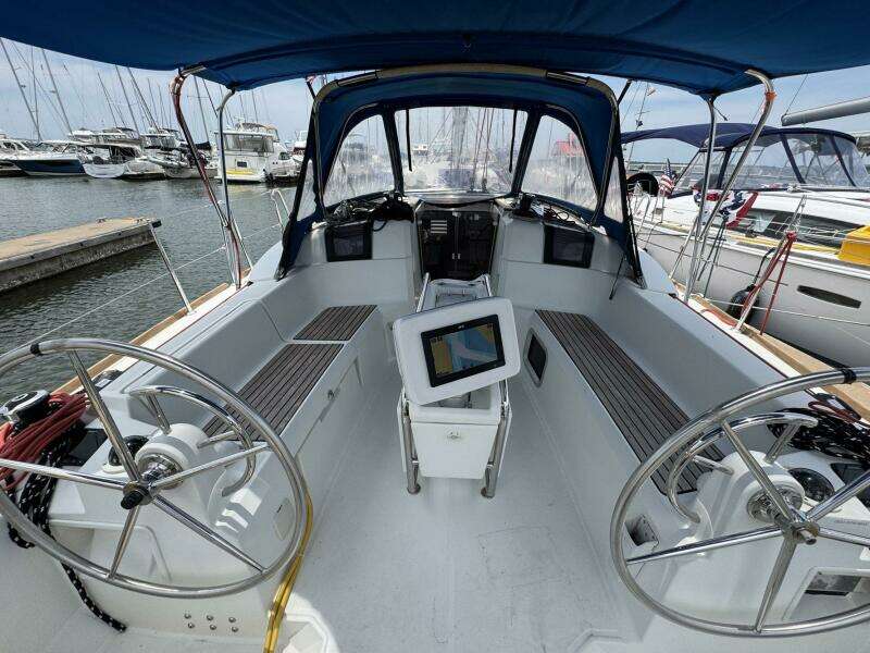 Layover 38ft Jeanneau Yacht For Sale