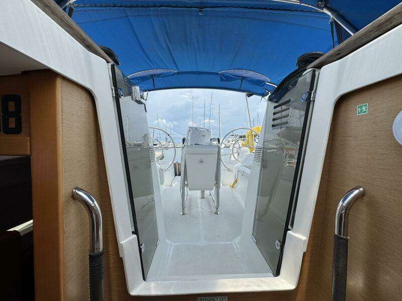 Layover 38ft Jeanneau Yacht For Sale