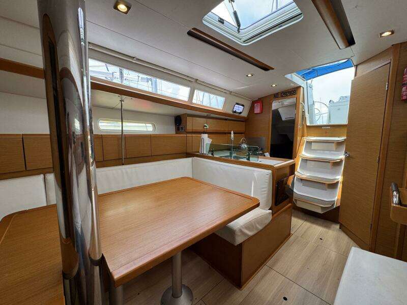 Layover 38ft Jeanneau Yacht For Sale