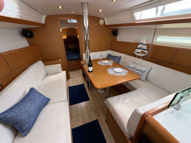 Layover 38ft Jeanneau Yacht For Sale