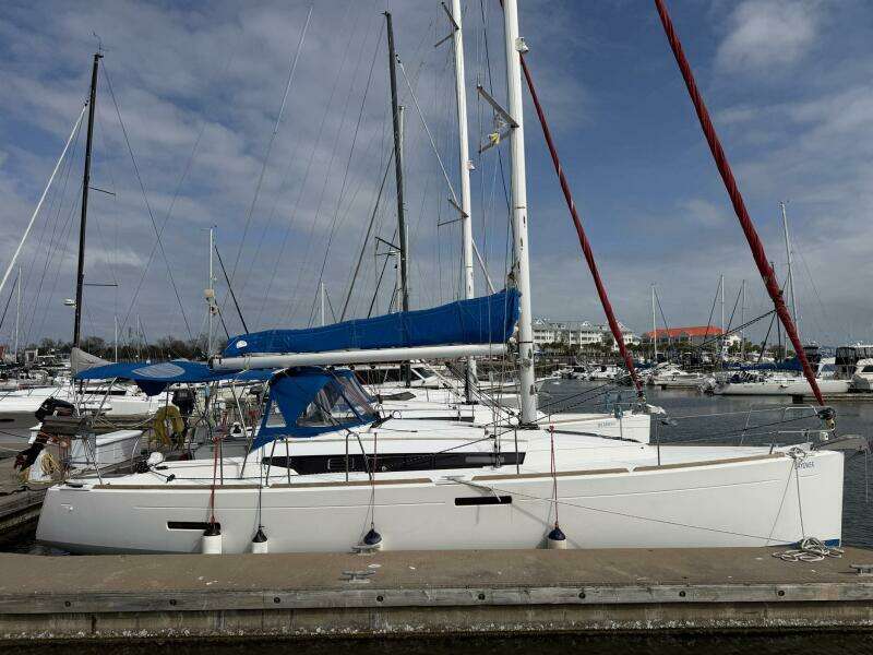 Layover 38ft Jeanneau Yacht For Sale