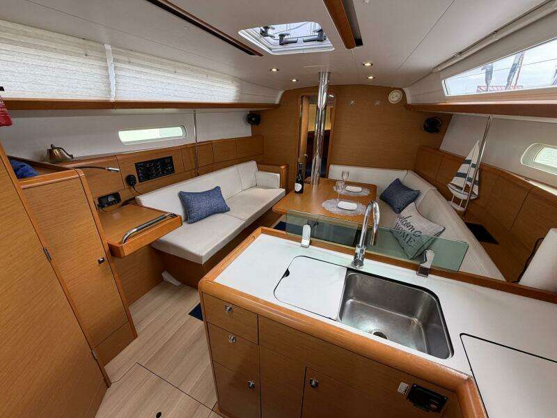 Layover 38ft Jeanneau Yacht For Sale
