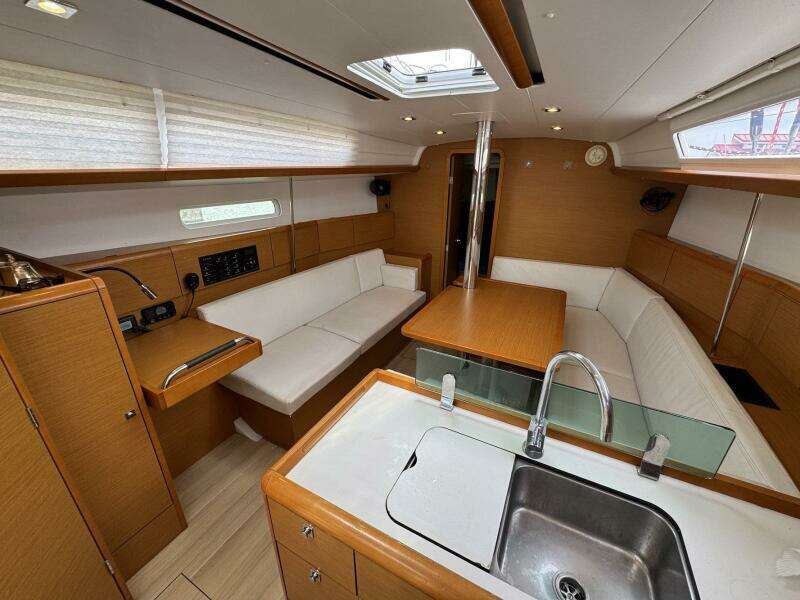 Layover 38ft Jeanneau Yacht For Sale