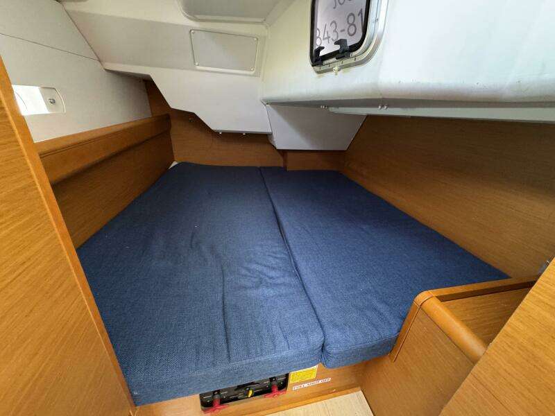 Layover 38ft Jeanneau Yacht For Sale