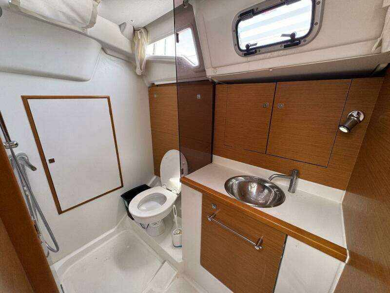 Layover 38ft Jeanneau Yacht For Sale