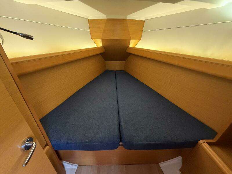 Layover 38ft Jeanneau Yacht For Sale
