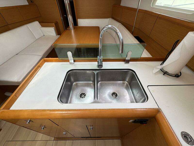 Layover 38ft Jeanneau Yacht For Sale