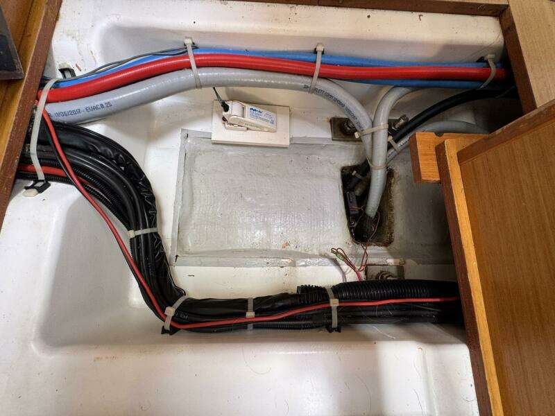 Layover 38ft Jeanneau Yacht For Sale