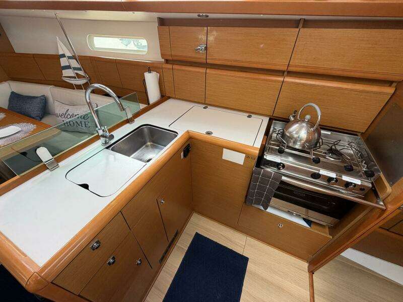 Layover 38ft Jeanneau Yacht For Sale