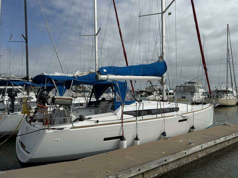 Layover 38ft Jeanneau Yacht For Sale