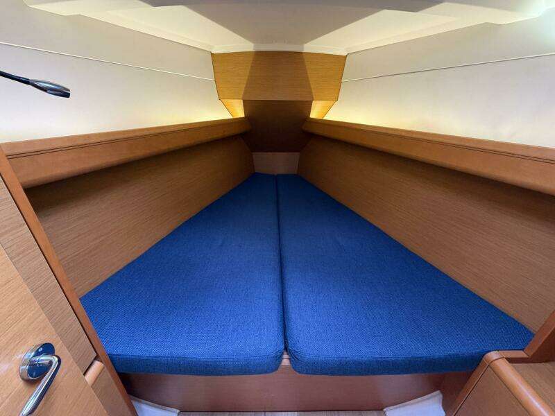 Layover 38ft Jeanneau Yacht For Sale