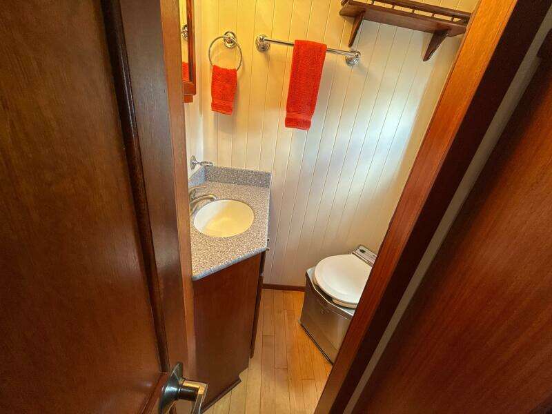 Starboard Office Ensuite Head