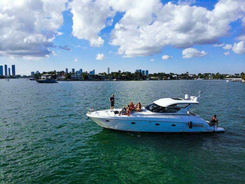 2000 Carver 440 Express Hardtop. The Perfect entertainment vessel.
