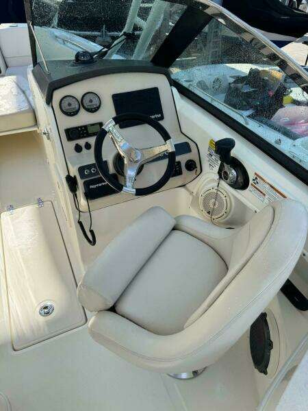 Boston Whaler 230 Vantage