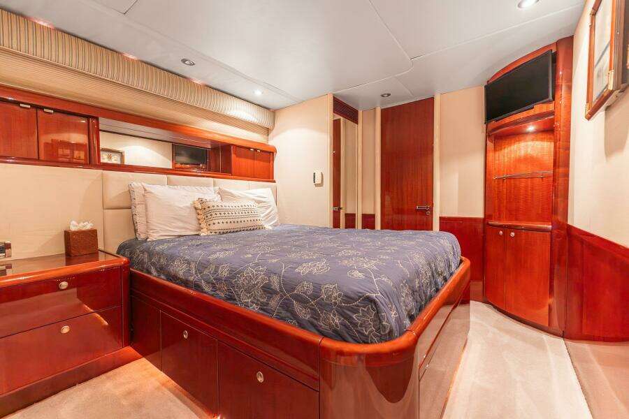 FOMO2 80ft Lazzara Yachts Yacht For Sale