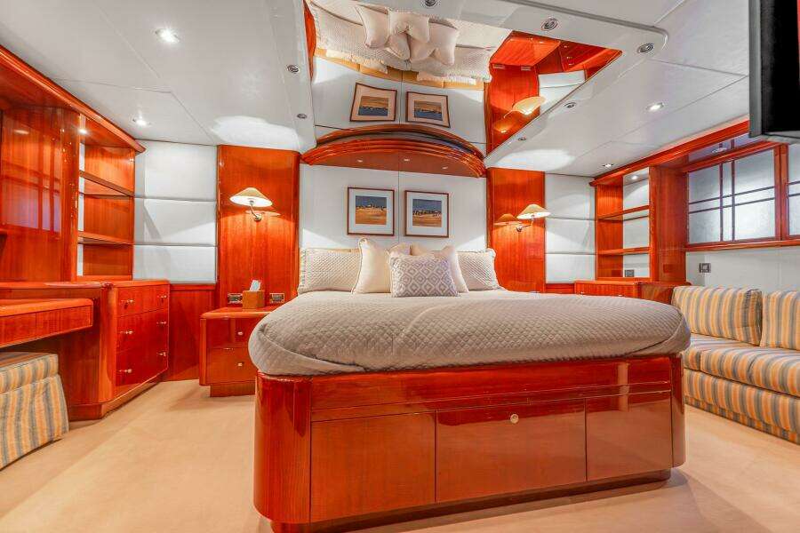 FOMO2 80ft Lazzara Yachts Yacht For Sale