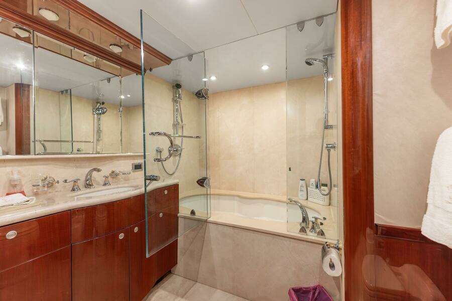 FOMO2 80ft Lazzara Yachts Yacht For Sale