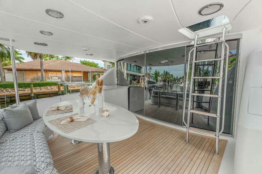 FOMO2 80ft Lazzara Yachts Yacht For Sale