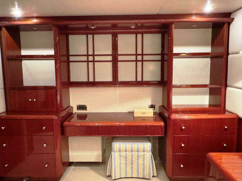FOMO2 80ft Lazzara Yachts Yacht For Sale