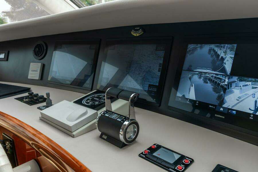 FOMO2 80ft Lazzara Yachts Yacht For Sale