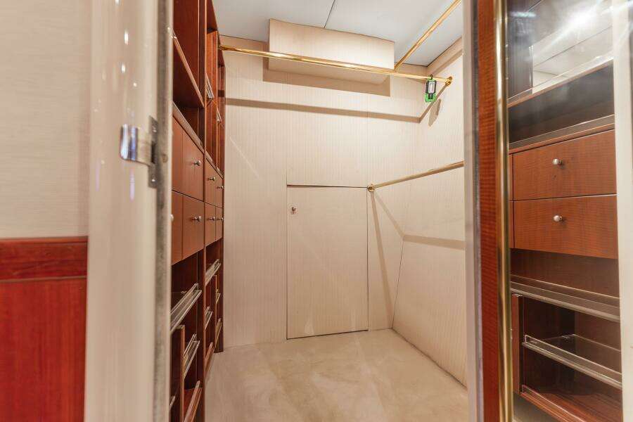 FOMO2 80ft Lazzara Yachts Yacht For Sale