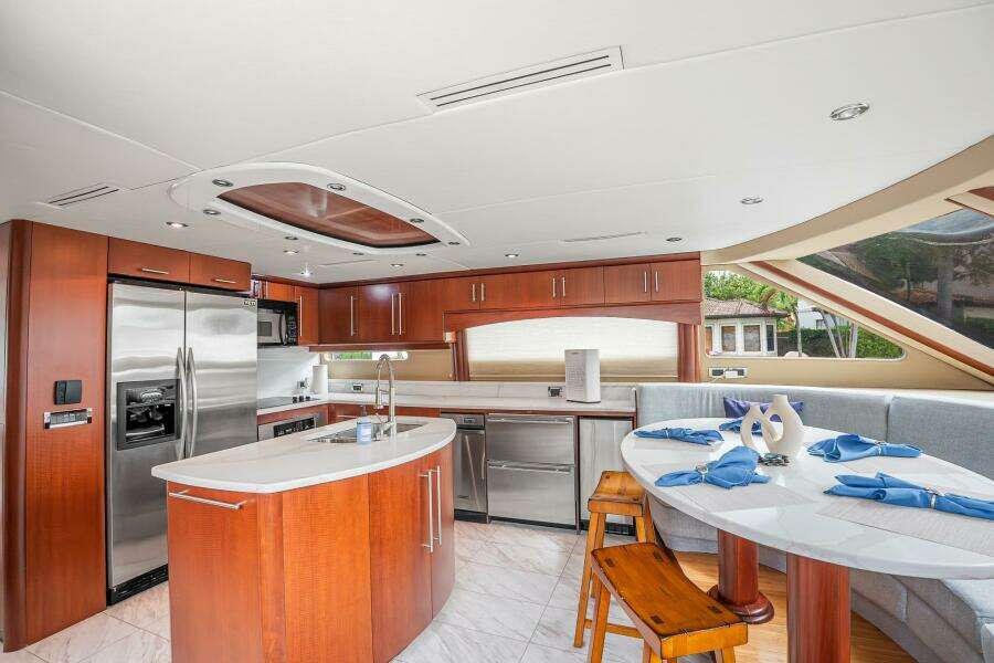 FOMO2 80ft Lazzara Yachts Yacht For Sale
